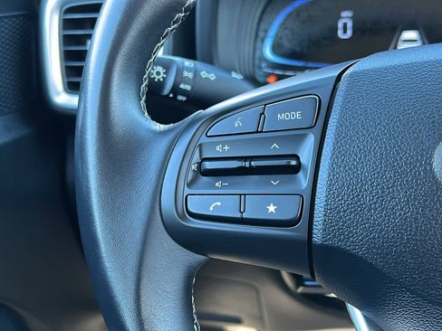 Used 2024 Hyundai Venue SEL image 11