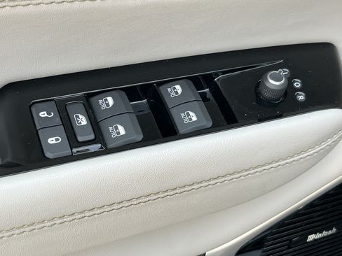 Used 2023 Jeep Wagoneer L Series III w/ Premium Group I AWD/4WD image 17