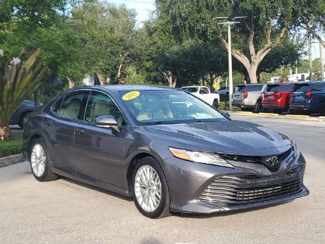 Used 2018 Toyota Camry XLE FWD image 7