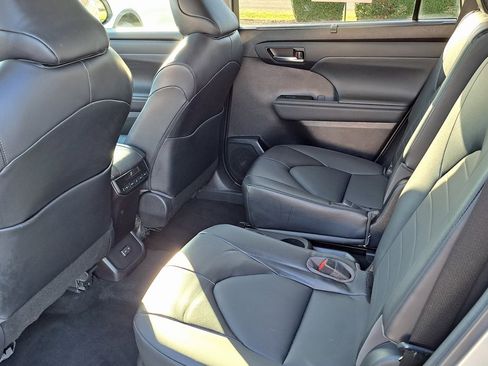 Used 2022 Toyota Highlander XLE image 33