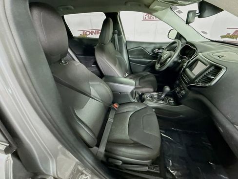 Used 2021 Jeep Cherokee Latitude FWD image 29