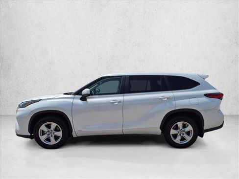 Used 2023 Toyota Highlander LE AWD/4WD image 9