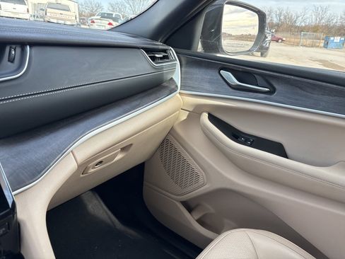 Used 2024 Jeep Grand Cherokee L Limited w/ Luxury Tech Group II image 16