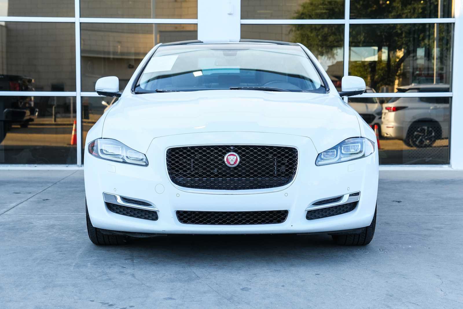 Used 2017 Jaguar XJ R-Sport RWD image 3