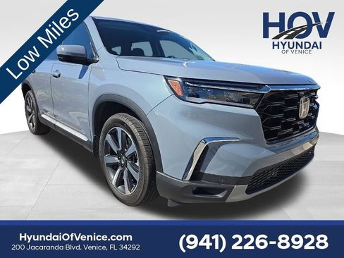 Used 2025 Honda Pilot Touring image 1