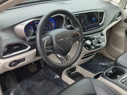 Used 2023 Chrysler Pacifica Touring-L image 10