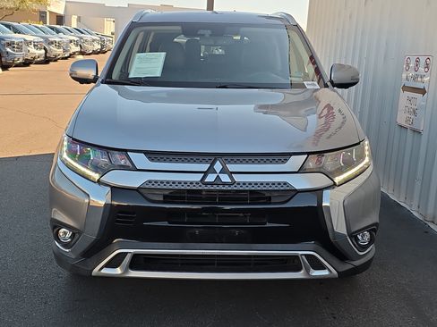Used 2020 Mitsubishi Outlander LE image 2