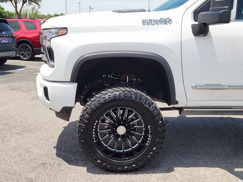Used 2024 Chevrolet Silverado 2500 High Country w/ High Country Premium Package AWD/4WD image 9