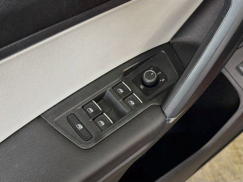 Used 2018 Volkswagen Tiguan SEL AWD/4WD image 19