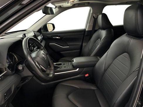 Used 2022 Toyota Highlander XLE AWD/4WD image 12