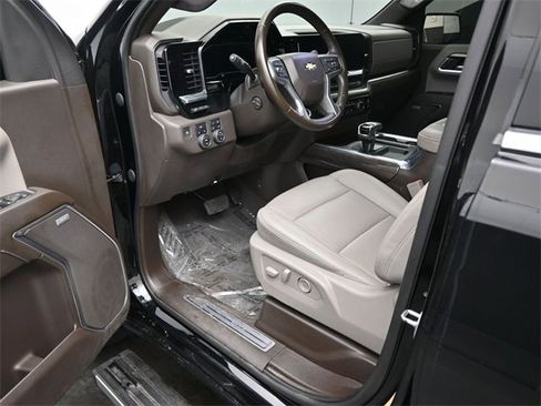 Used 2022 Chevrolet Silverado 1500 LTZ w/ Technology Package image 13