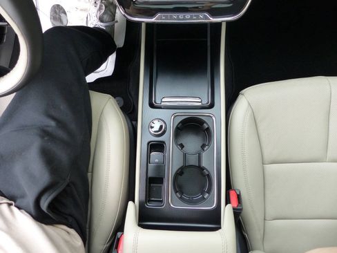 Used 2025 Lincoln Corsair Reserve w/ Equipment Group 202A FWD image 33