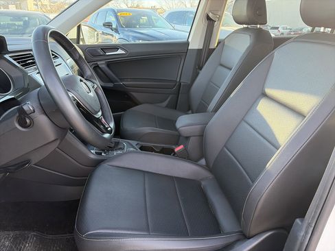 Used 2020 Volkswagen Tiguan SE w/ Panoramic Sunroof Package image 17