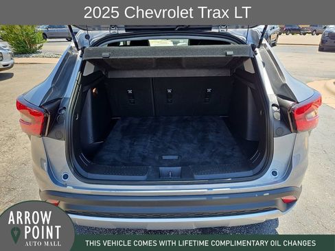 Used 2025 Chevrolet Trax LT w/ LT Convenience Package FWD image 17