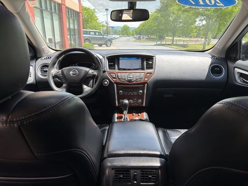 Used 2017 Nissan Pathfinder Platinum w/ Family Entertainment Package AWD/4WD image 38