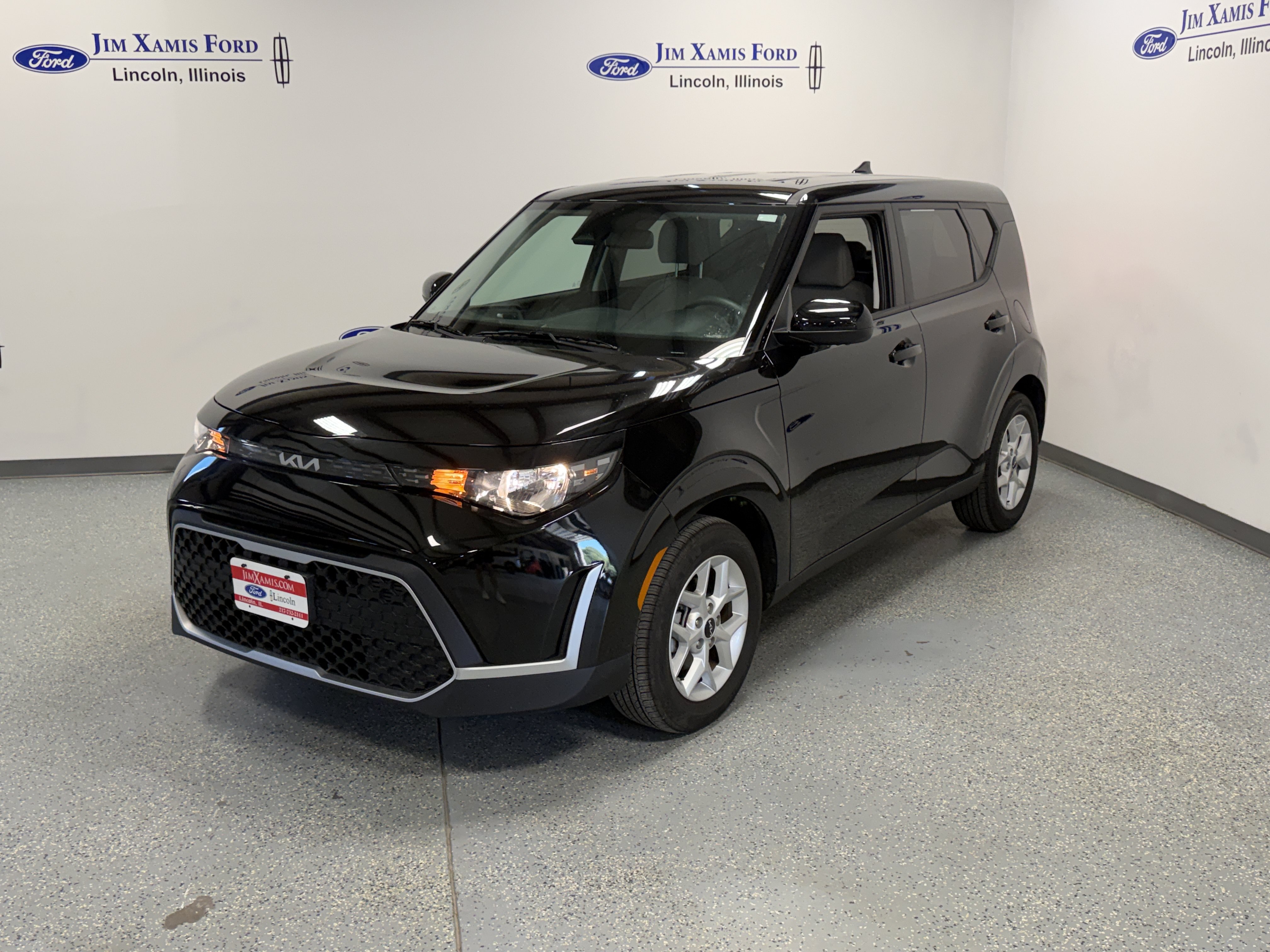 Used 2025 Kia Soul LX w/ LX Technology Package FWD image 3