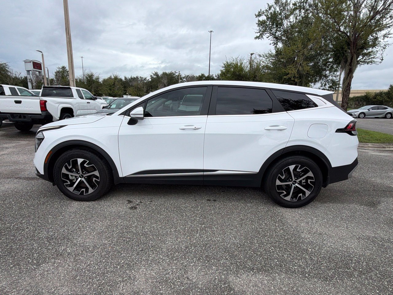 Used 2025 Kia Sportage EX FWD image 2
