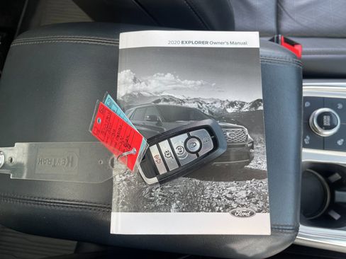 Used 2020 Ford Explorer Platinum w/ Premium Technology Package image 9