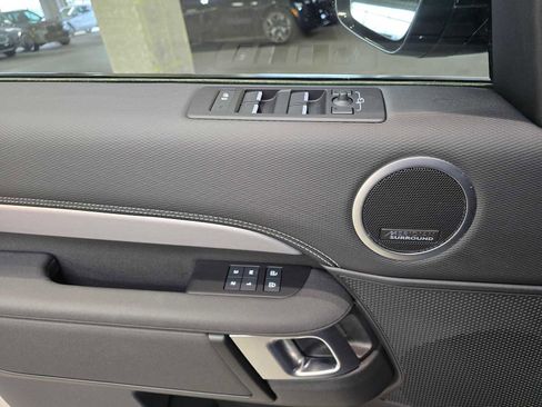 Used 2024 Land Rover Discovery Dynamic SE image 18