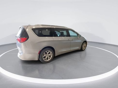 Used 2018 Chrysler Pacifica Limited image 8