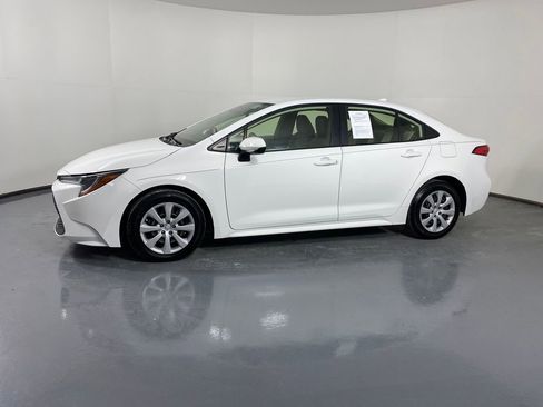 Certified 2022 Toyota Corolla LE image 3