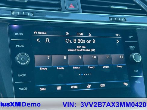 Used 2021 Volkswagen Tiguan SE w/ Panoramic Sunroof Package image 28