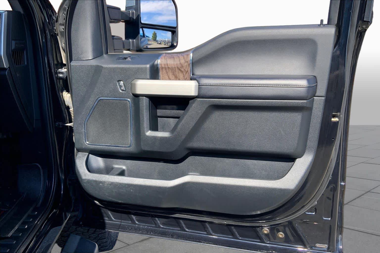 Used 2019 Ford F250 Lariat w/ Lariat Ultimate Package AWD/4WD image 23