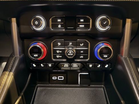 Used 2024 GMC Yukon XL SLT w/ SLT Luxury Package image 28