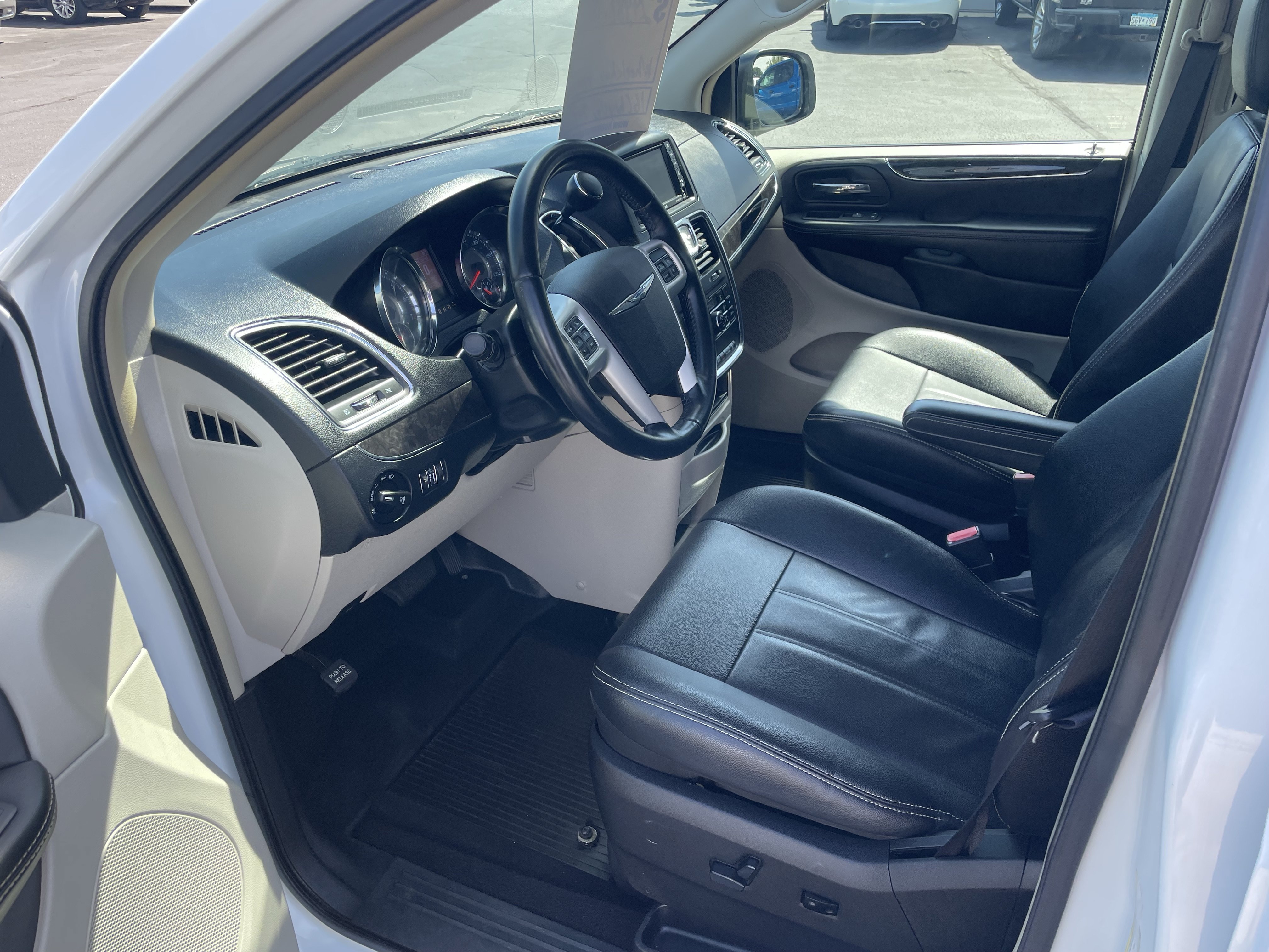 Used 2016 Chrysler Town & Country Touring FWD image 12