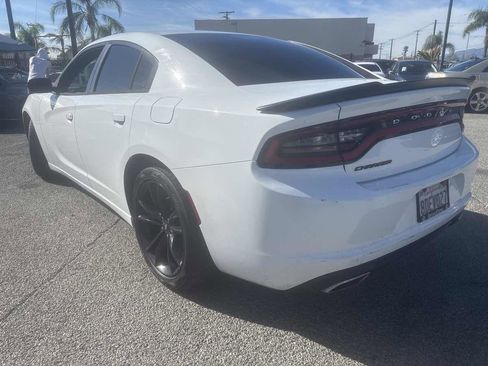 Used 2017 Dodge Charger SE w/ Blacktop Package image 4