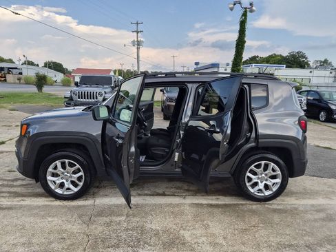 Used 2017 Jeep Renegade Latitude w/ Cold Weather Group AWD/4WD image 19
