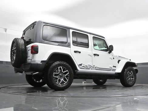 New 2026 Jeep Wrangler Unlimited Sahara w/ Rockslide Package AWD/4WD image 43