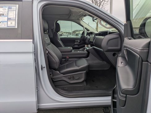 New 2025 Ford Expedition Max Platinum w/ Driver's Package image 39