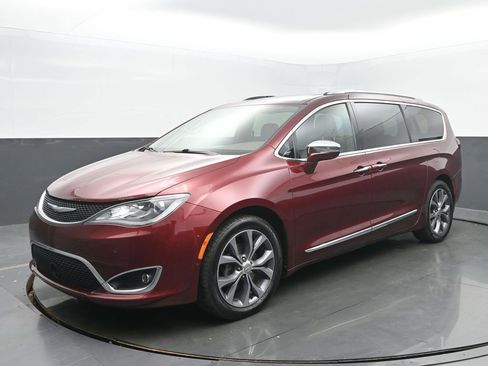Used 2017 Chrysler Pacifica Limited FWD image 4
