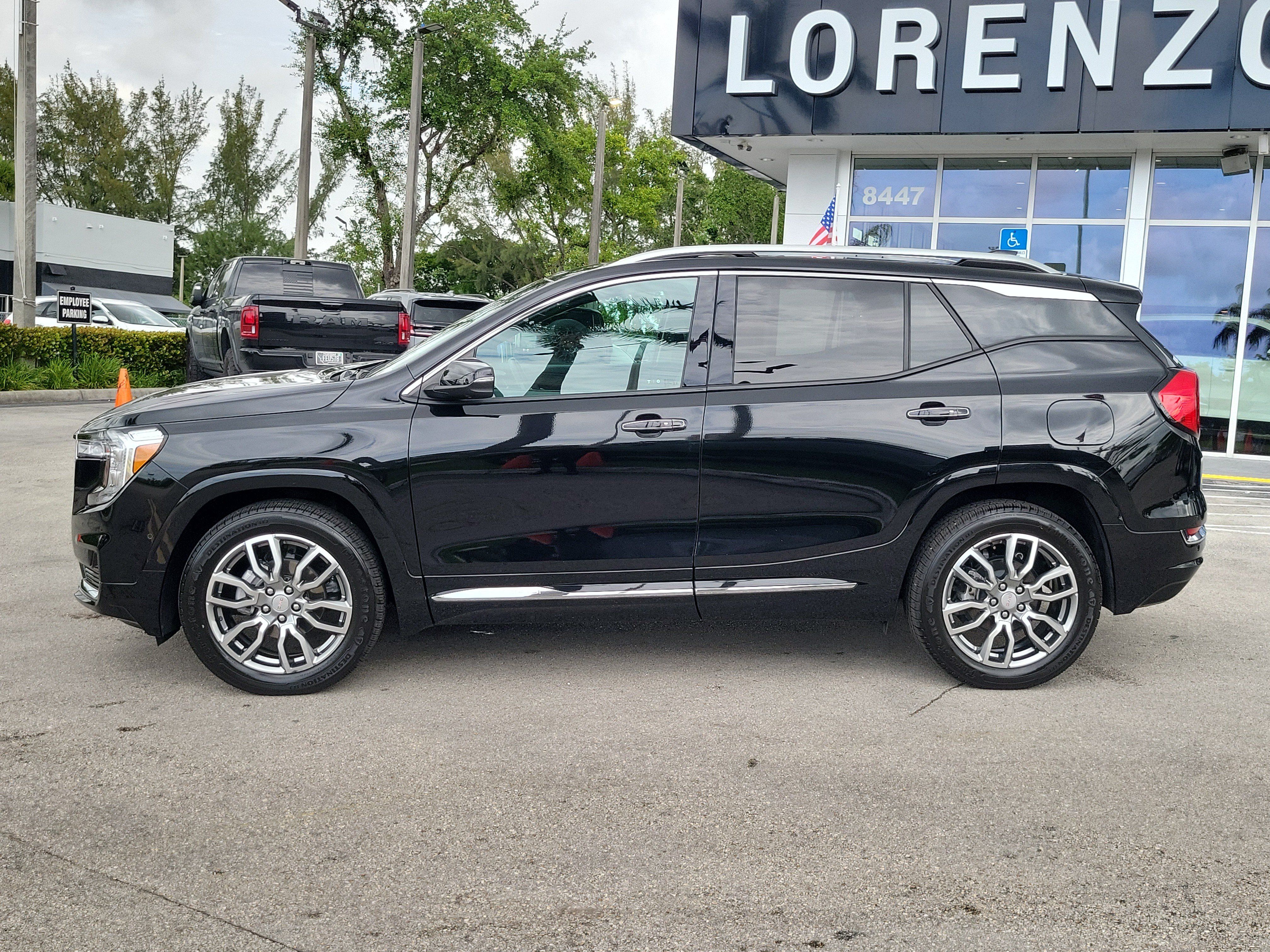 Used 2024 GMC Terrain Denali w/ Denali Premium Package AWD/4WD image 8