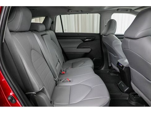 Used 2025 Toyota Highlander XLE image 18