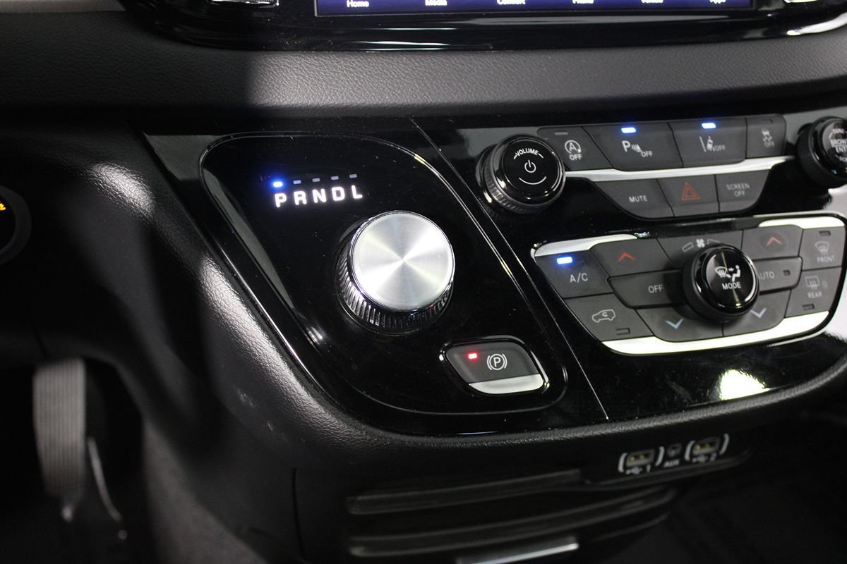 Used 2025 Chrysler Pacifica Select FWD image 15