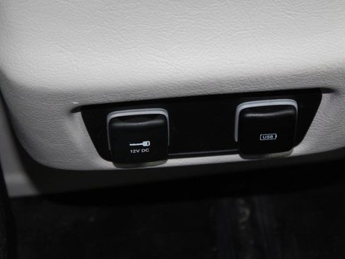 Used 2019 Chrysler Pacifica Touring-L FWD image 21