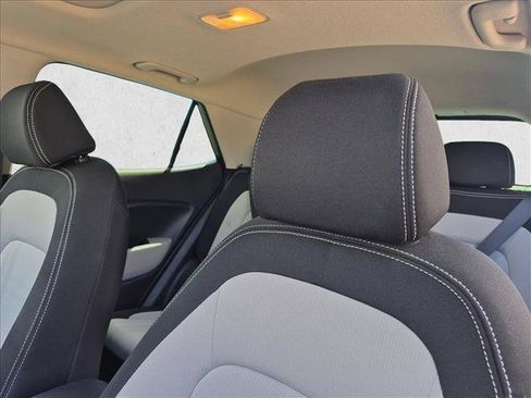 Used 2023 Hyundai Venue SEL FWD image 5