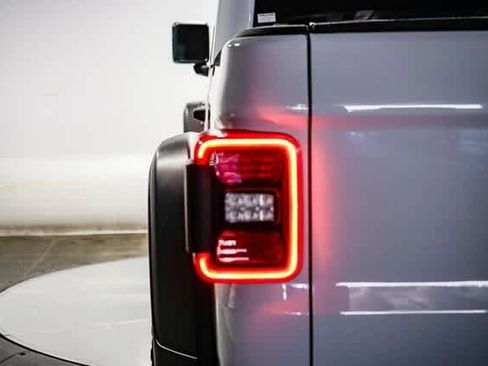 Used 2020 Jeep Gladiator Rubicon image 9