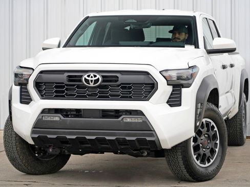 Used 2024 Toyota Tacoma TRD Off-Road image 3