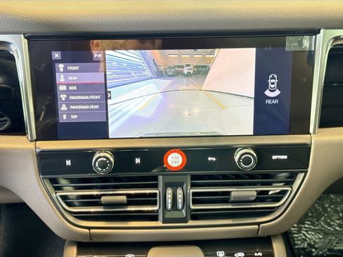 Certified 2025 Porsche Macan image 17