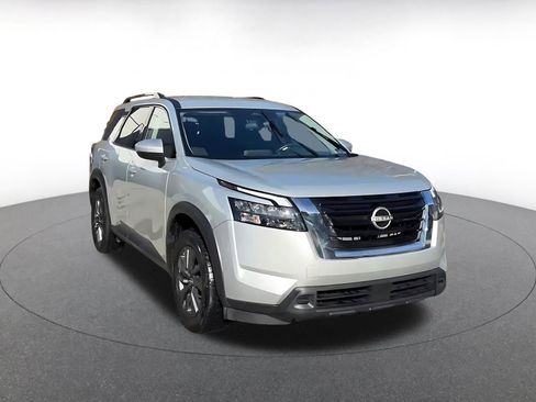 Used 2025 Nissan Pathfinder SV image 3