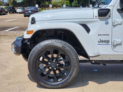 Used 2024 Jeep Wrangler Unlimited Sahara w/ Technology Group AWD/4WD image 15