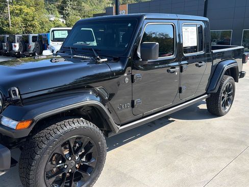 Used 2025 Jeep Gladiator Sport AWD/4WD image 7