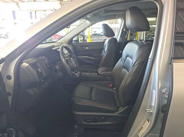 Used 2023 Nissan Pathfinder SL w/ SL Premium Package FWD image 6