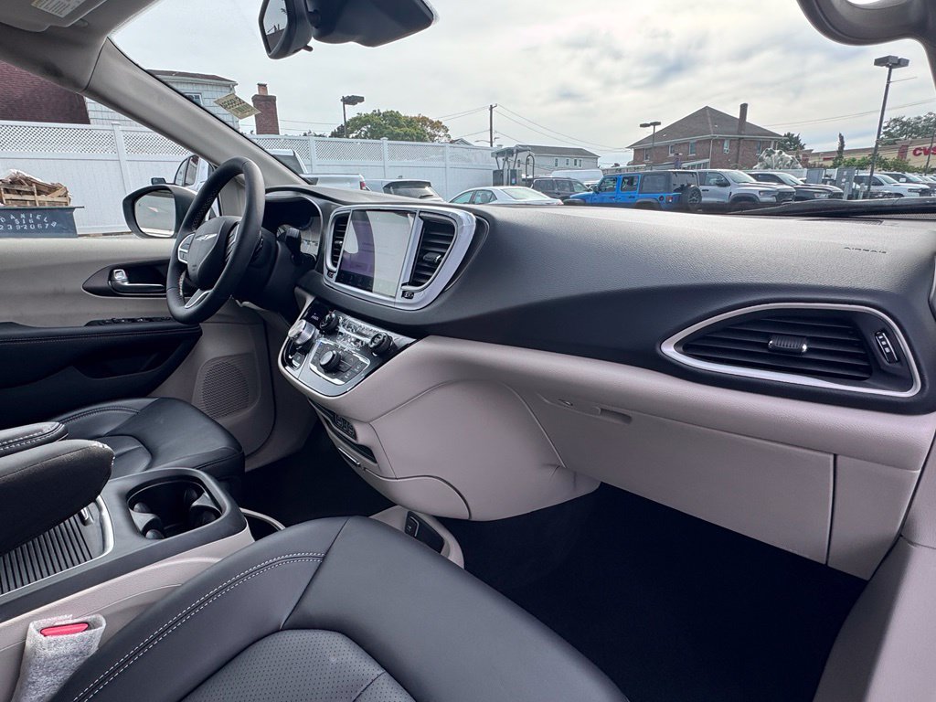 Used 2023 Chrysler Pacifica Touring-L FWD image 21