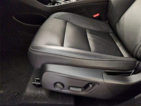 Used 2025 Volvo XC40 B5 Core image 24