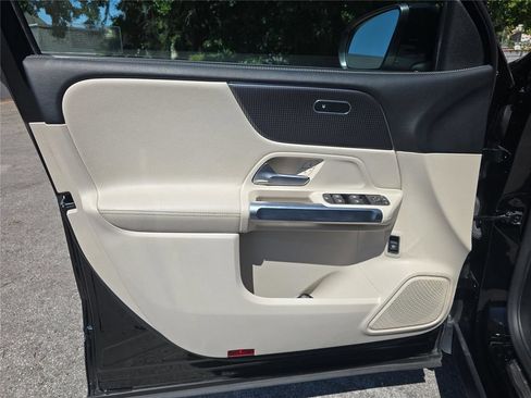 Used 2022 Mercedes-Benz GLB 250 image 11