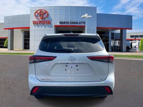 Used 2023 Toyota Highlander LE FWD image 6
